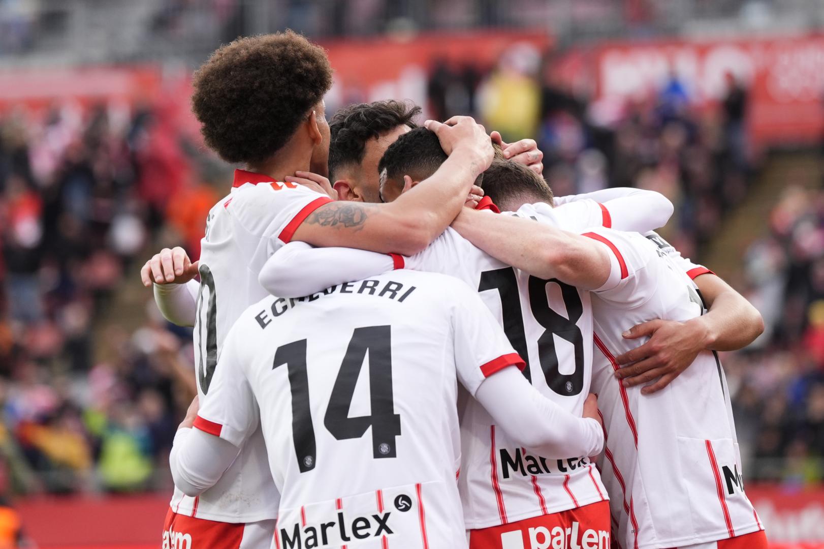El mediocentro del Girona Azzedine Ounahi (2d) celebra junto a sus compañeros tras anotar un tanto durante el partido de liga entre el Girona y el Athletic