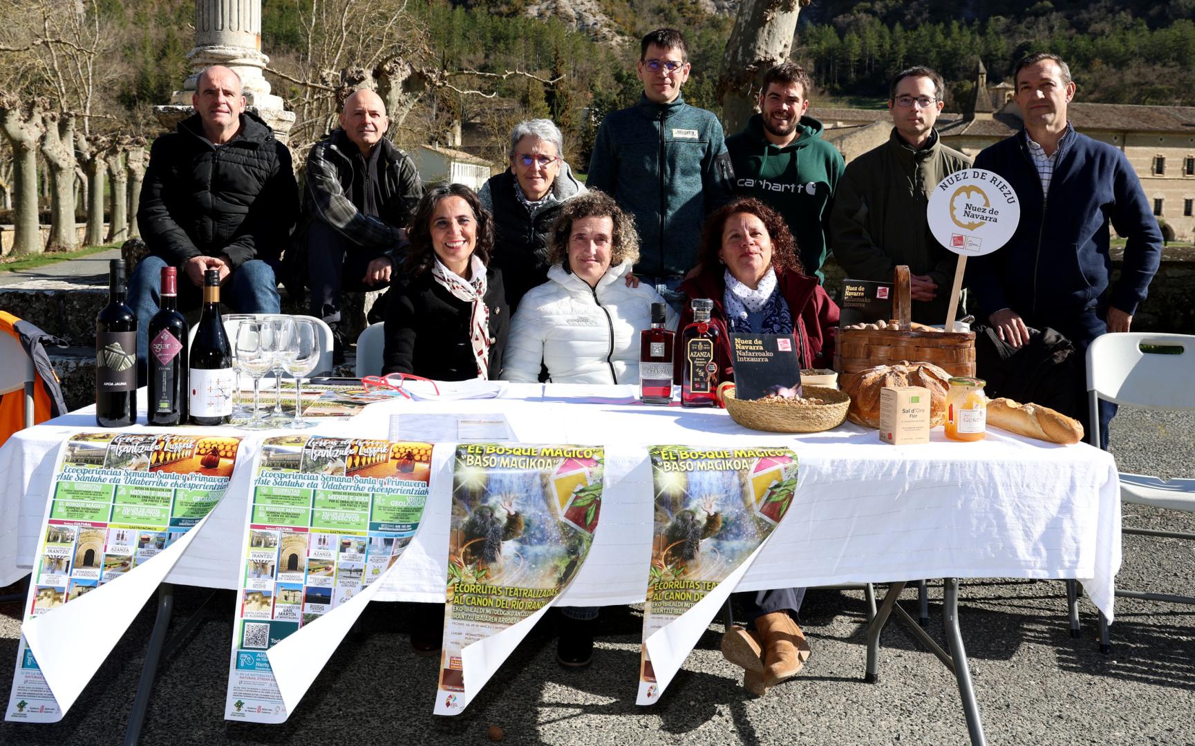 Responsables de Tierras de Iranzu, colaboradores y representantes de las empresas asociadas presentaron en el entorno del monasterio de Iranzu el programa Ecoexperiencias de Semana Santa y primavera.