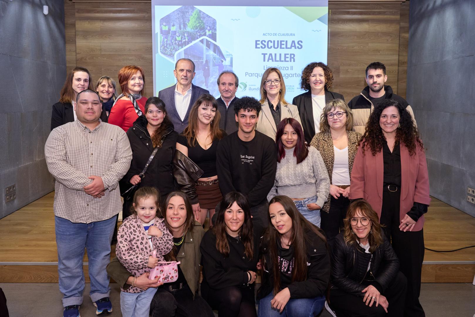 ============PieFoto-DDN (931279)============Participantes en la escuela taller junto a profesionales de la Fundación y representantes del Ayuntamiento y del Servicio Navarro de Empleo