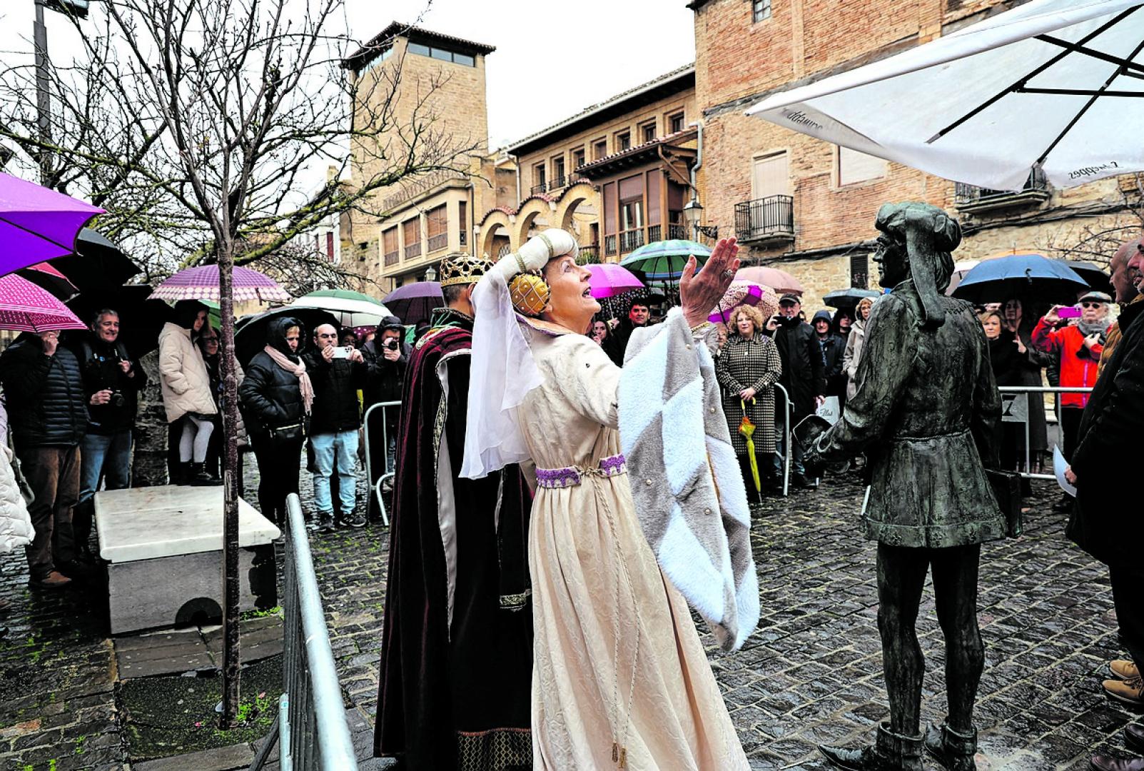 Asistentes a la inauguración, con recreación histórica, por la mañana en Olite