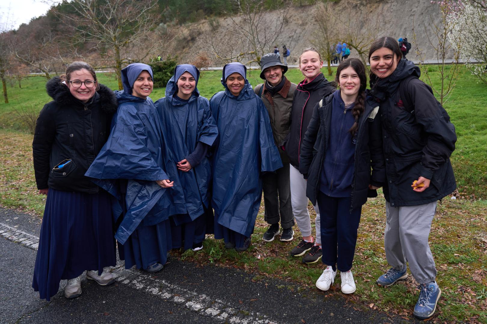 Nuria, María, María, Johanna, del Hogar de la Madre, en la Javierada con un grupo de chicas