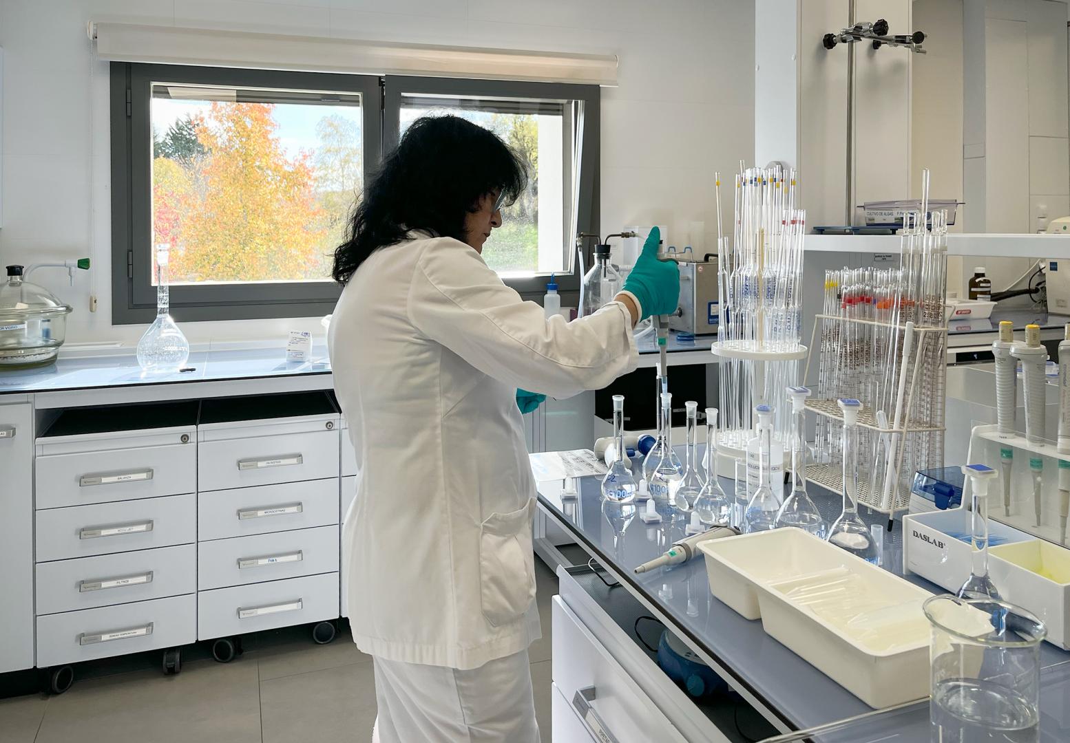 Una técnica analiza agua de consumo en el laboratorio de Egillor.