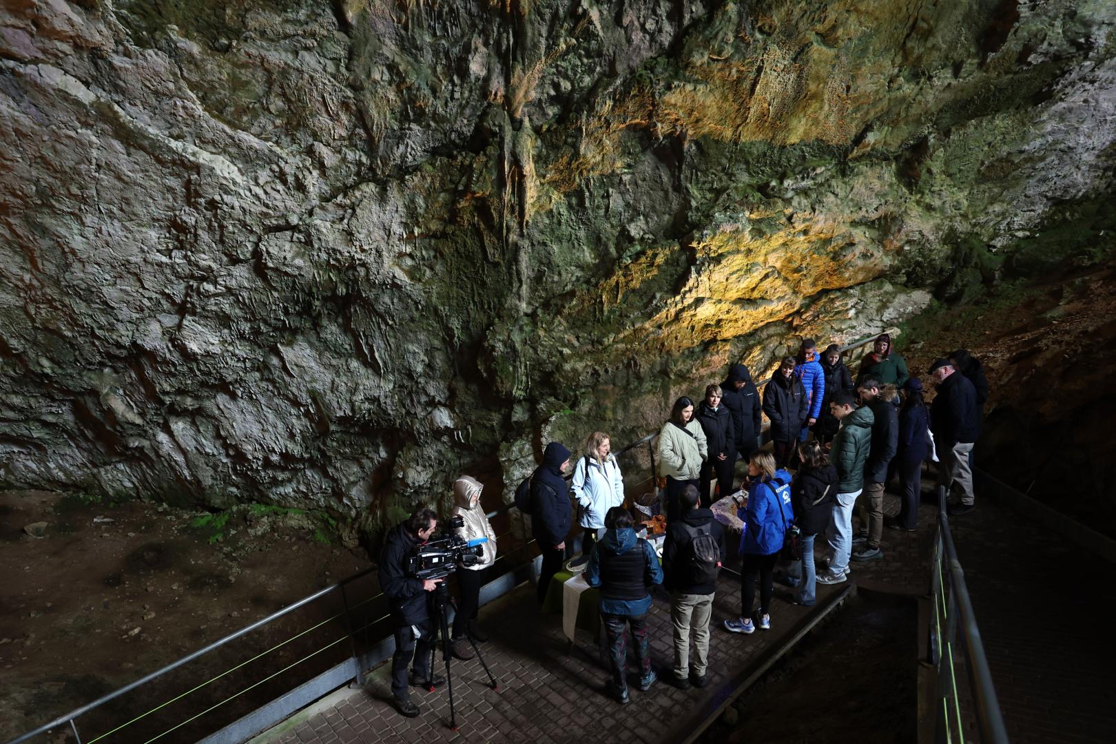 Cueva de Mendukilo. Cata a ciegas de agua de estalagtita de cueva y productos de la zona
