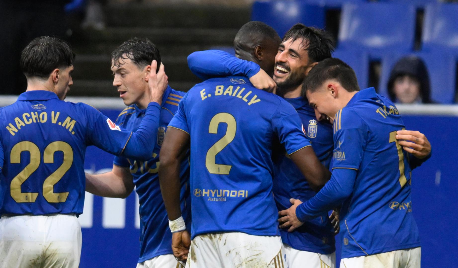 El defensa del Oviedo David Costas (2d) celebra tras anotar el primer gol del equipo durante el partido de la jornada 28 de LaLiga EA Sports que disputan el Real Oviedo y el Valencia CF