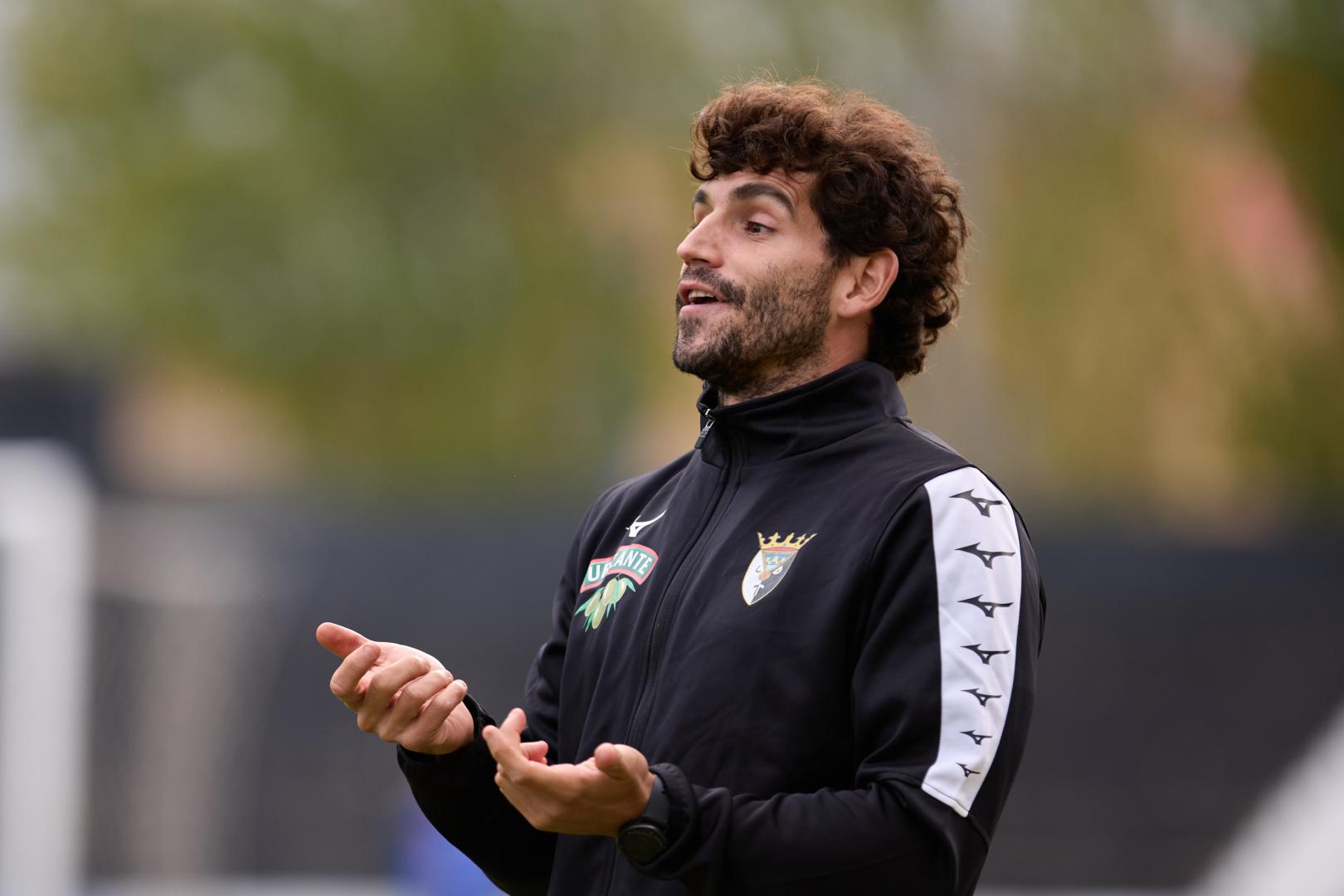 El entrenador del Tudelano Héctor Urquía da indicaciones en un duelo anterior a sus jugadores