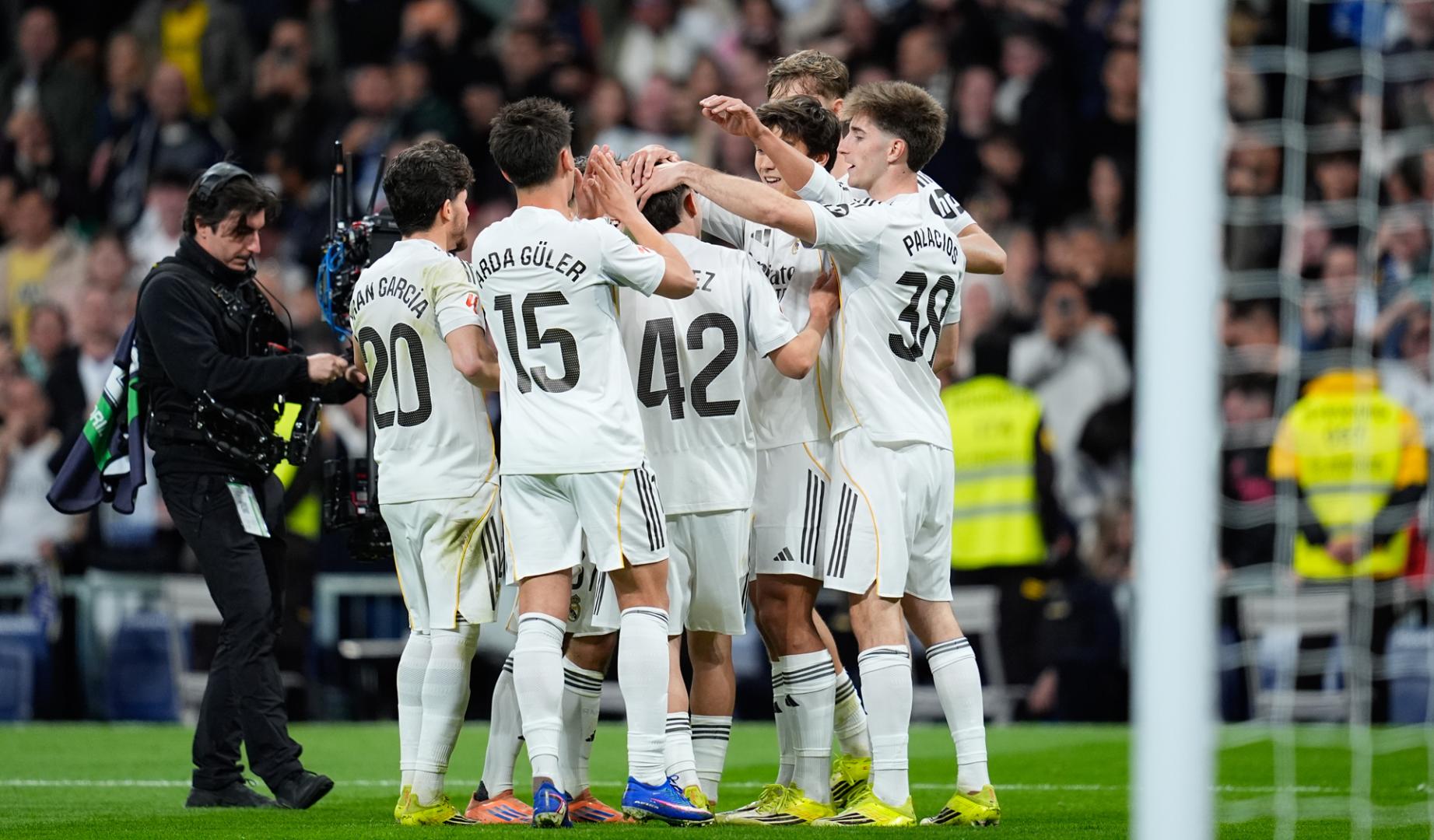 Futbolistas del Real Madrid celebran uno de los goles contra el Elche