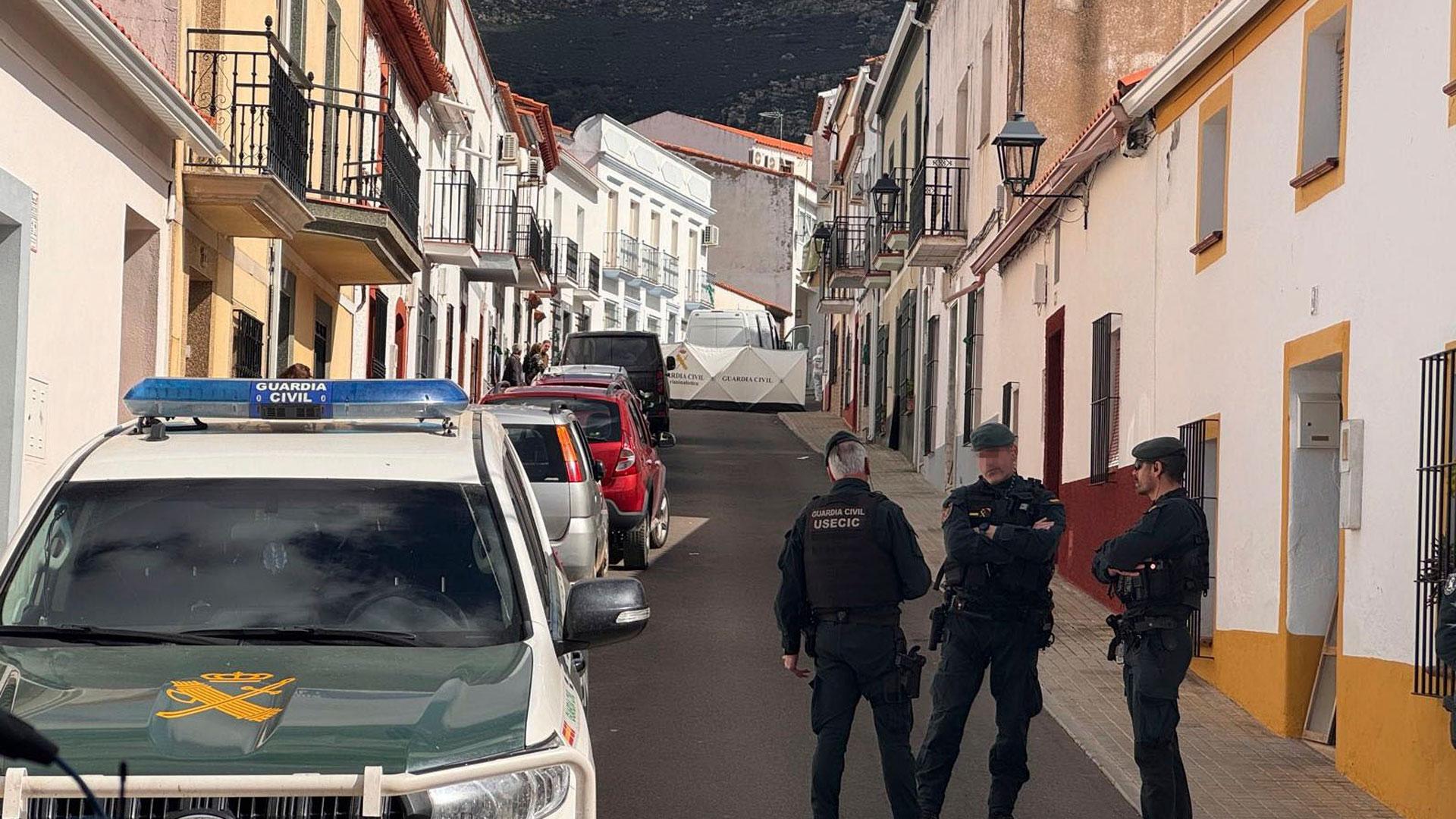 Guardias civiles vigilan el paso a la calle de Hornachos en la que se encuentra la vivienda de los detenidos por la desaparición de Francisca Cadenas