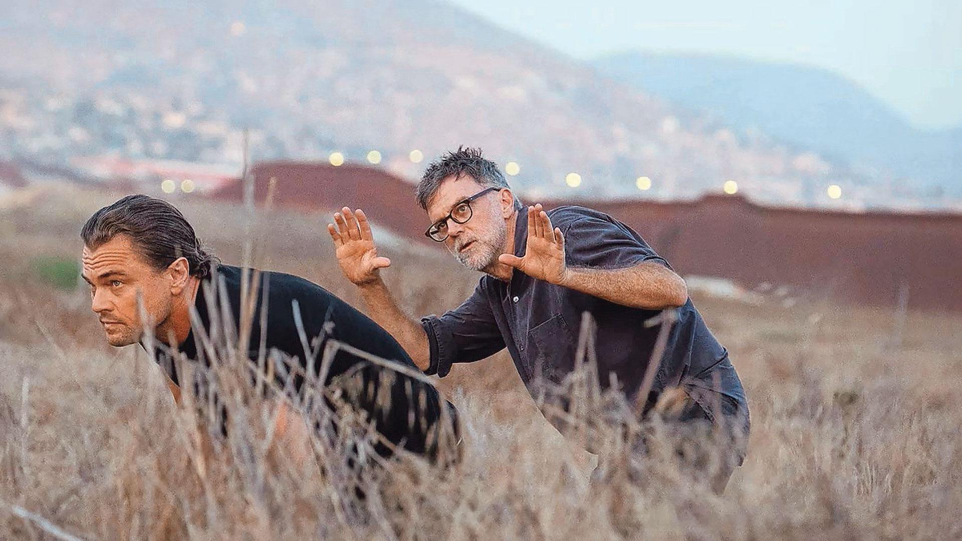 Leonardo DiCaprio (izda.), dirigido por Paul Thomas Anderson en 'Una batalla tras otra'
