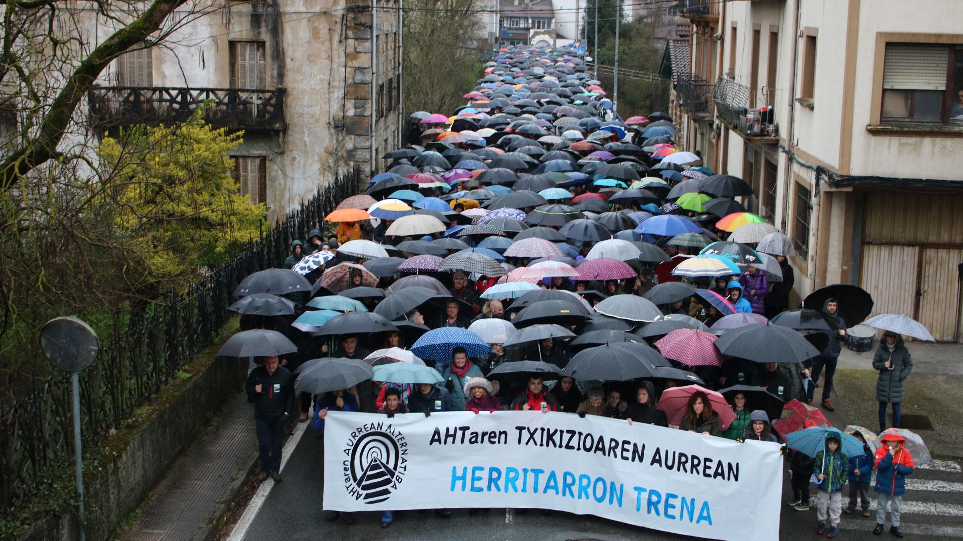 Manifestación por las calles de Alsasua en contra del proyecto del Tren de Alta Velocidad (TAV)