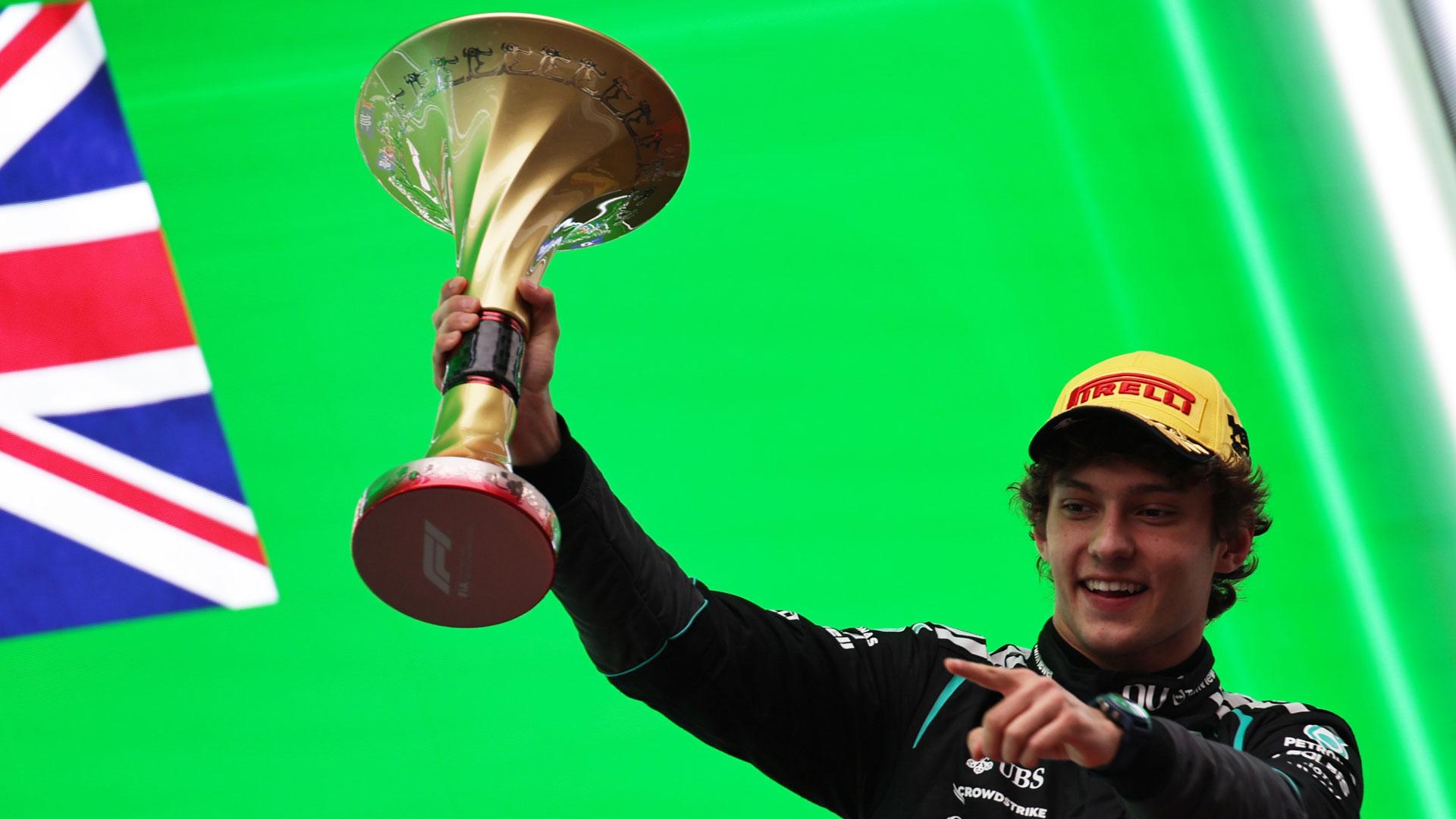 El piloto italiano Kimi Antonelli celebra su primera victoria en la Fórmula 1 en el Gran Premio de China