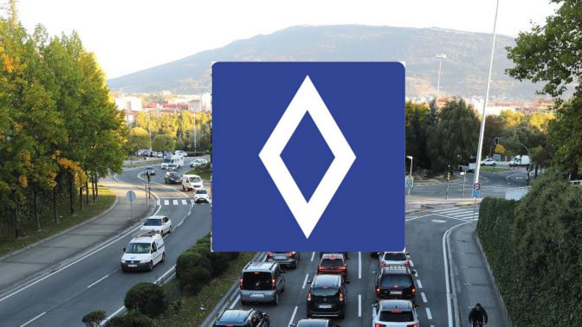 La señal de tráfico con rombo blanco sobre fondo azul identifica los carriles VAO (Vehículos de Alta Ocupación), espacios reservados que no pueden utilizar todos los vehículos