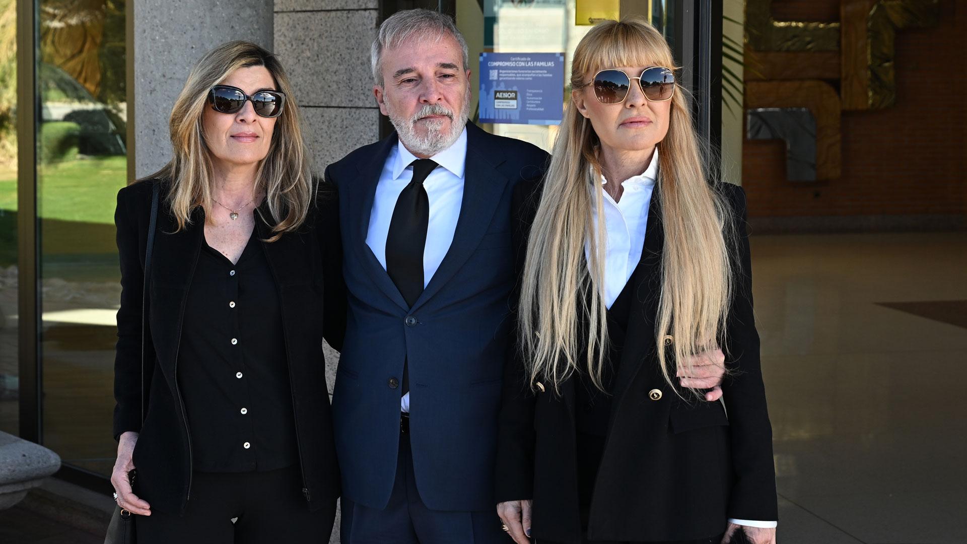 Los hermanos Natalia, Fernando y Cayetana Guillén Cuervo hablan a los medios de comunicación a su llegada al tanatorio de La Paz de Madrid, donde se celebra la capilla ardiente de su madre, la actriz Gemma Cuervo