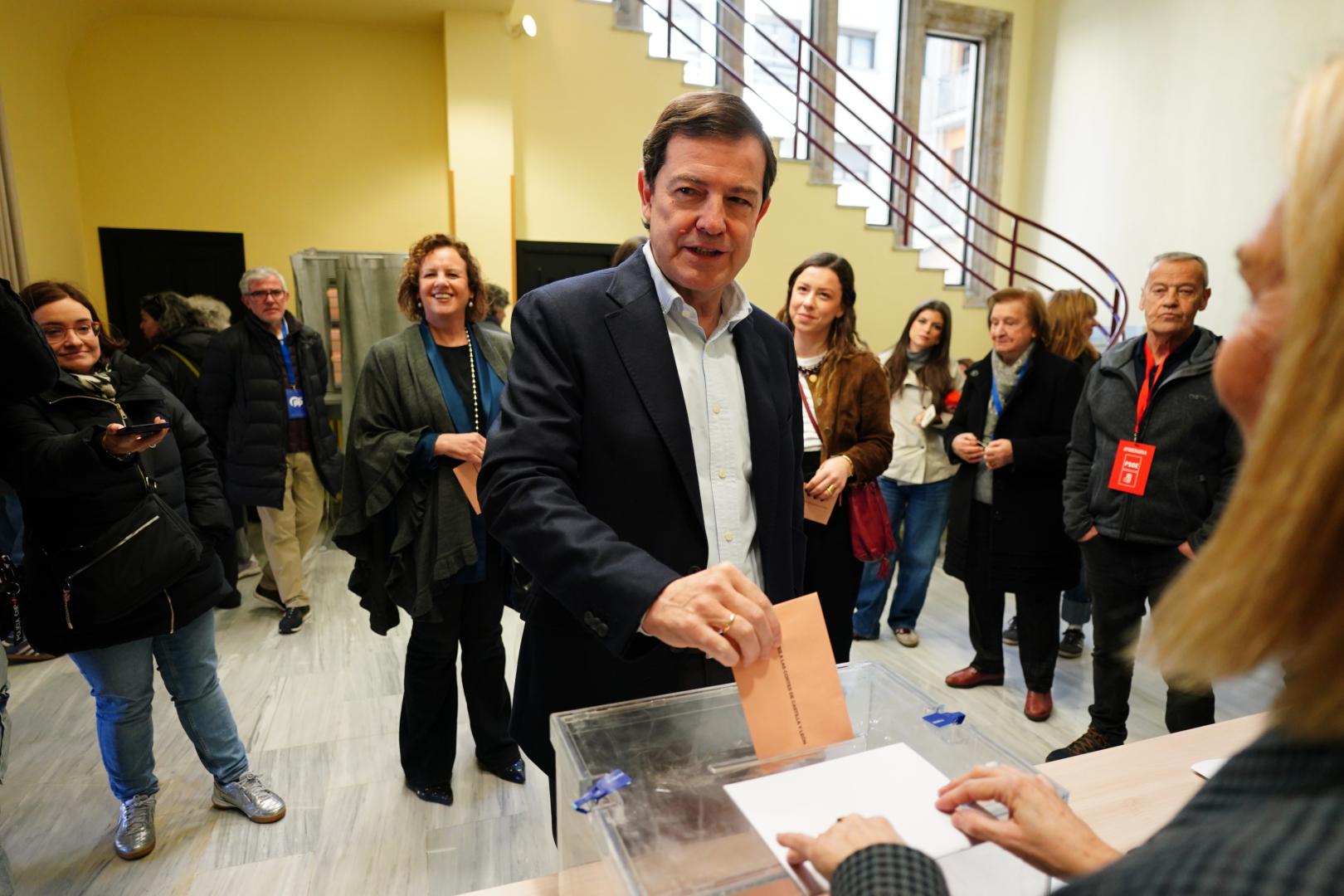 El candidato del PP a la Presidencia de la Junta, Alfonso Fernández Mañueco, en su votación el 15M