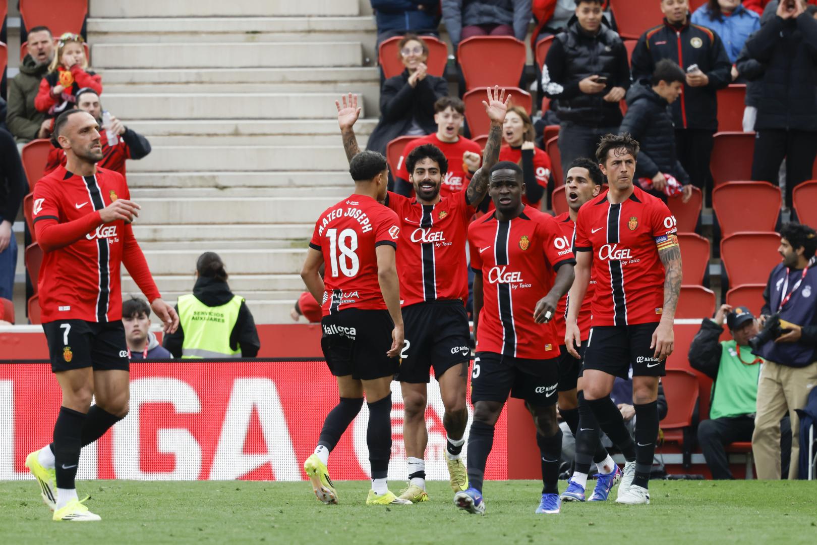El jugador del Mallorca Samu Costa celebra tras marcar durante el partido ante el Espanyol