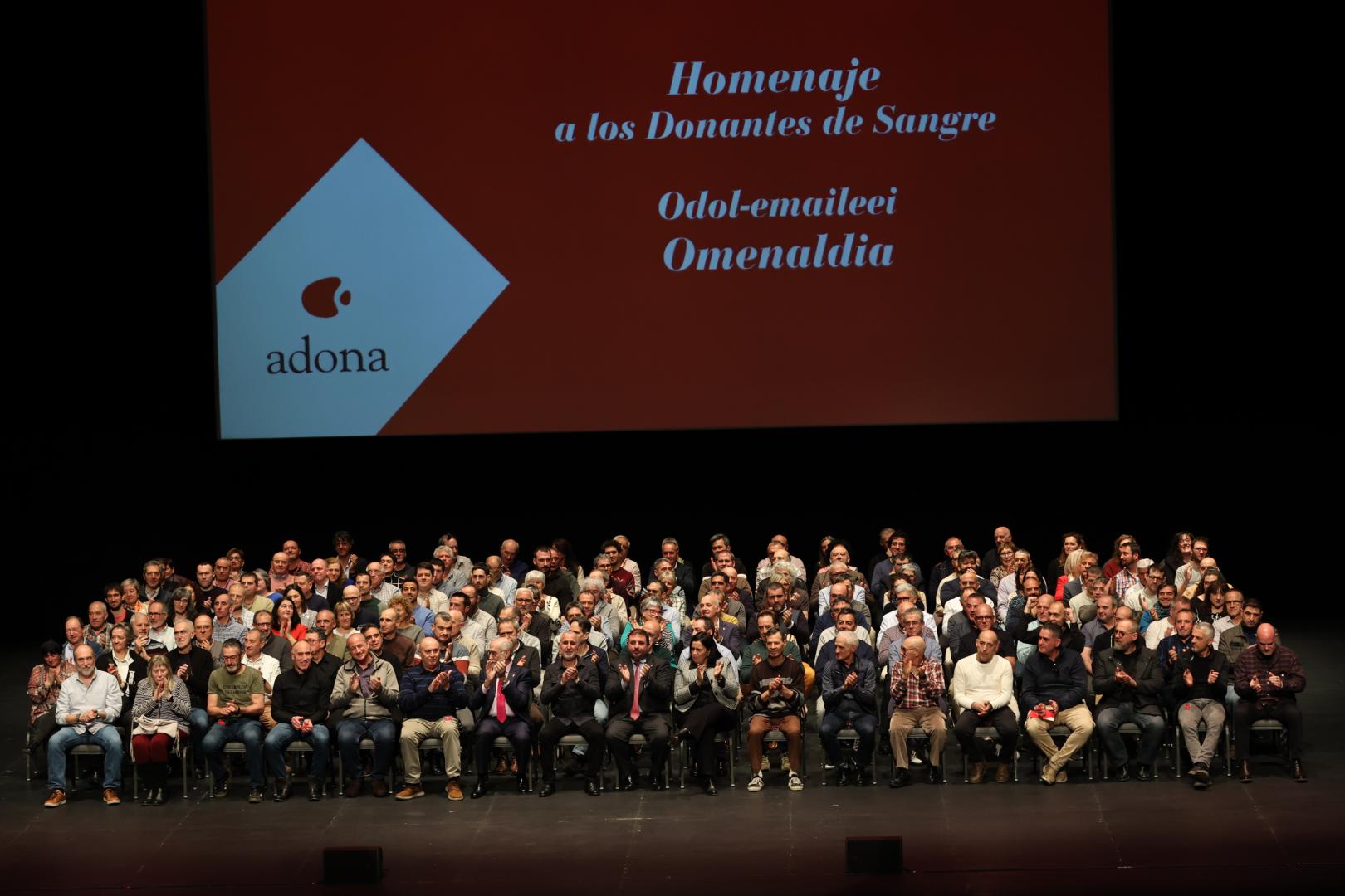 Los donantes de sangre homenajeados, en la sala principal de Baluarte, en Pamplona.