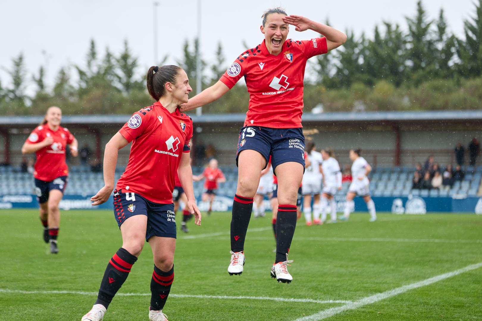 Andrea Palacios celebra, junto a Nahia Azpiazu, el 1-0 frente al Alba