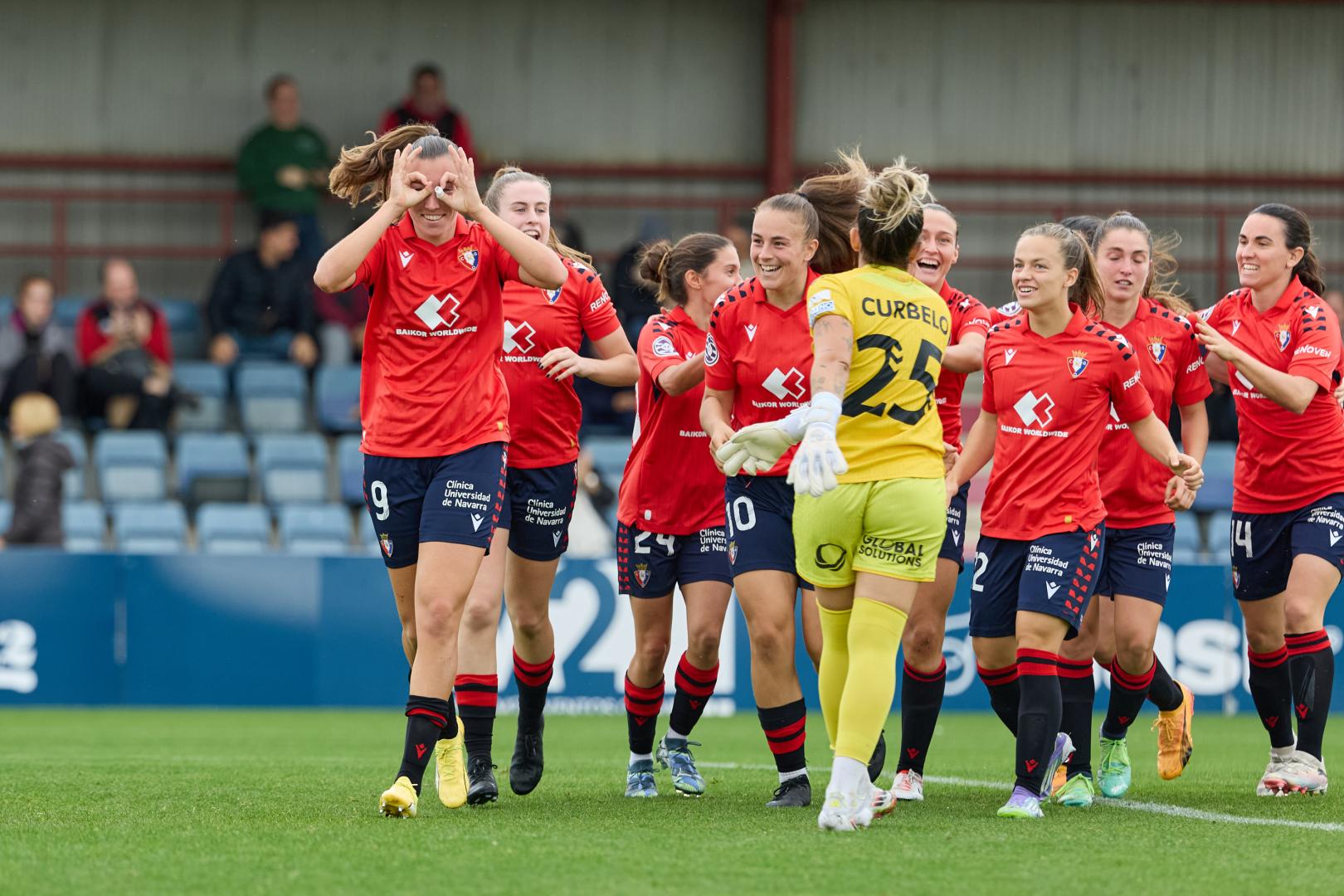 Claudia G, pichichi de Osasuna con ocho dianas, celebra un tanto contra el Europa