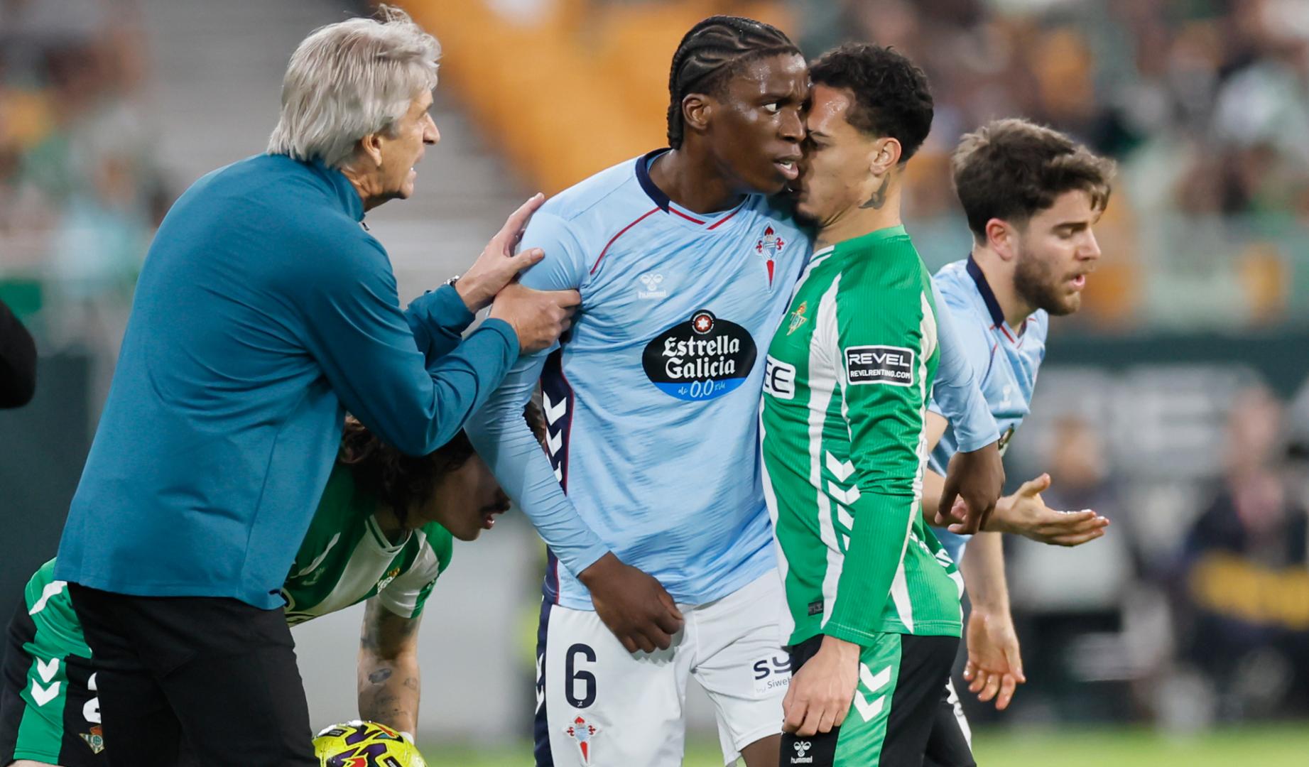 El técnico chileno del Betis, Manuel Pellegrini, intenta separar al jugador del Celta, Ilaix Moriba (c) y a su jugador, el brasileño Antony,