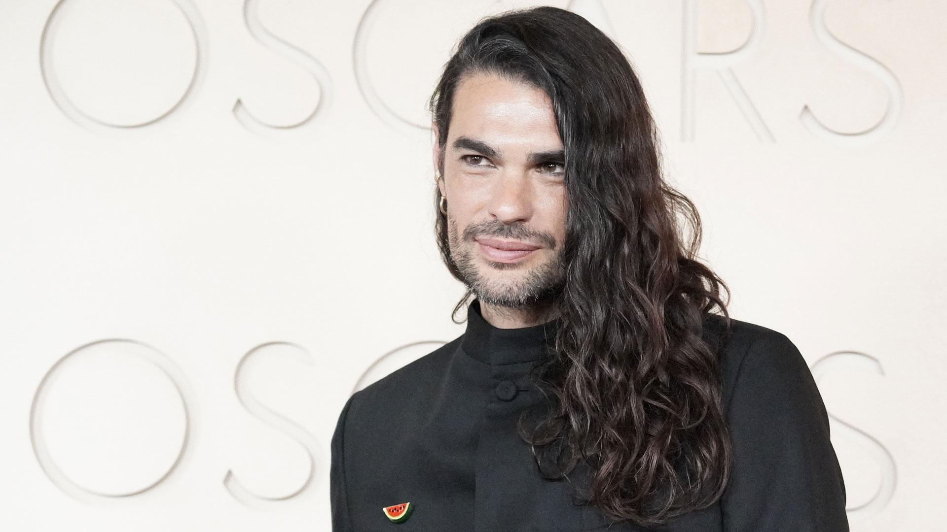 El director y guionista español Óliver Laxe posa en la alfombra roja durante la 98º edición de los premios Óscar este domingo, en el Teatro Dolby de Los Ángeles