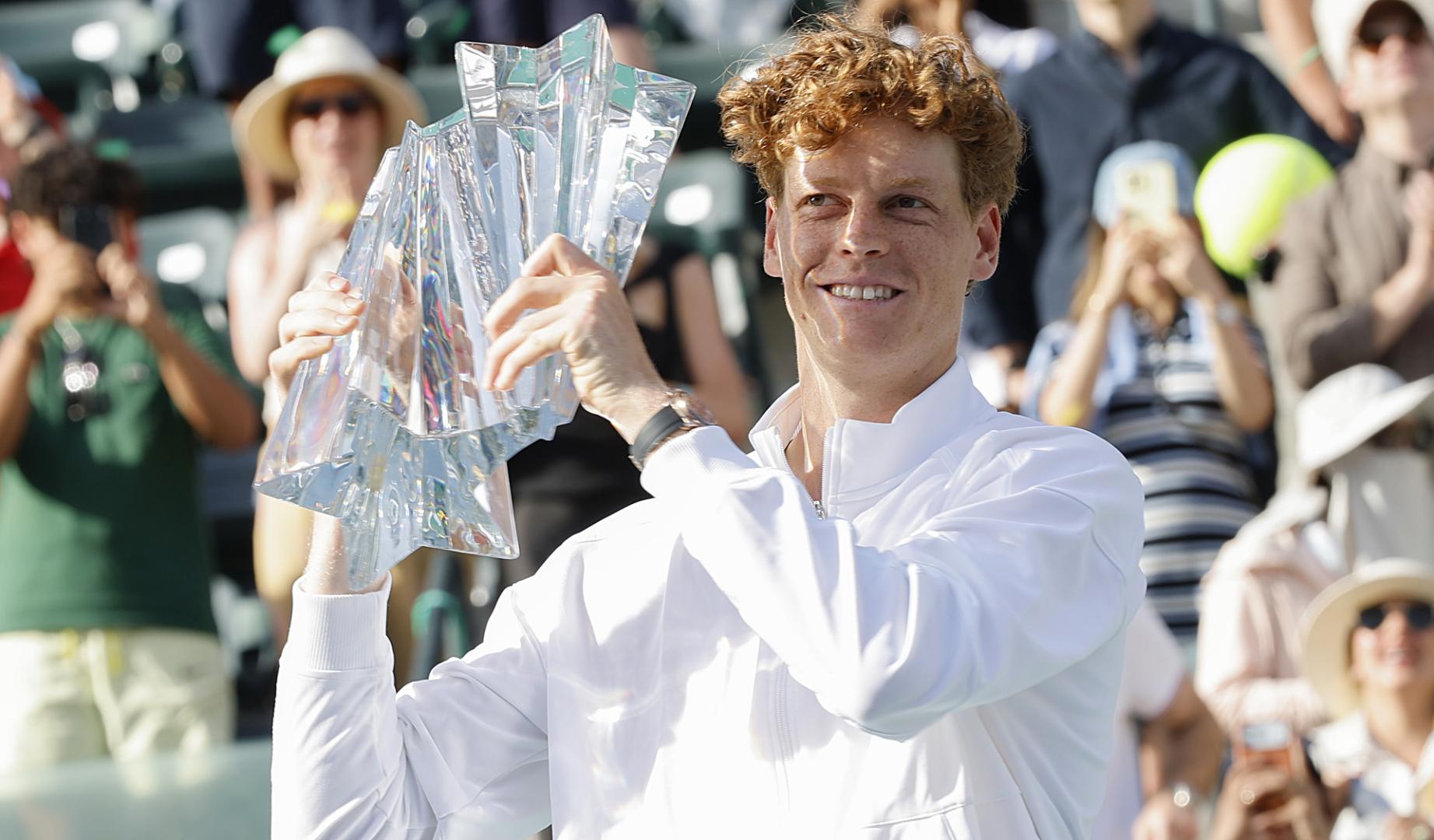 El italiano Jannik Sinner levanta el trofeo que le acredita como ganador del Indian Wells