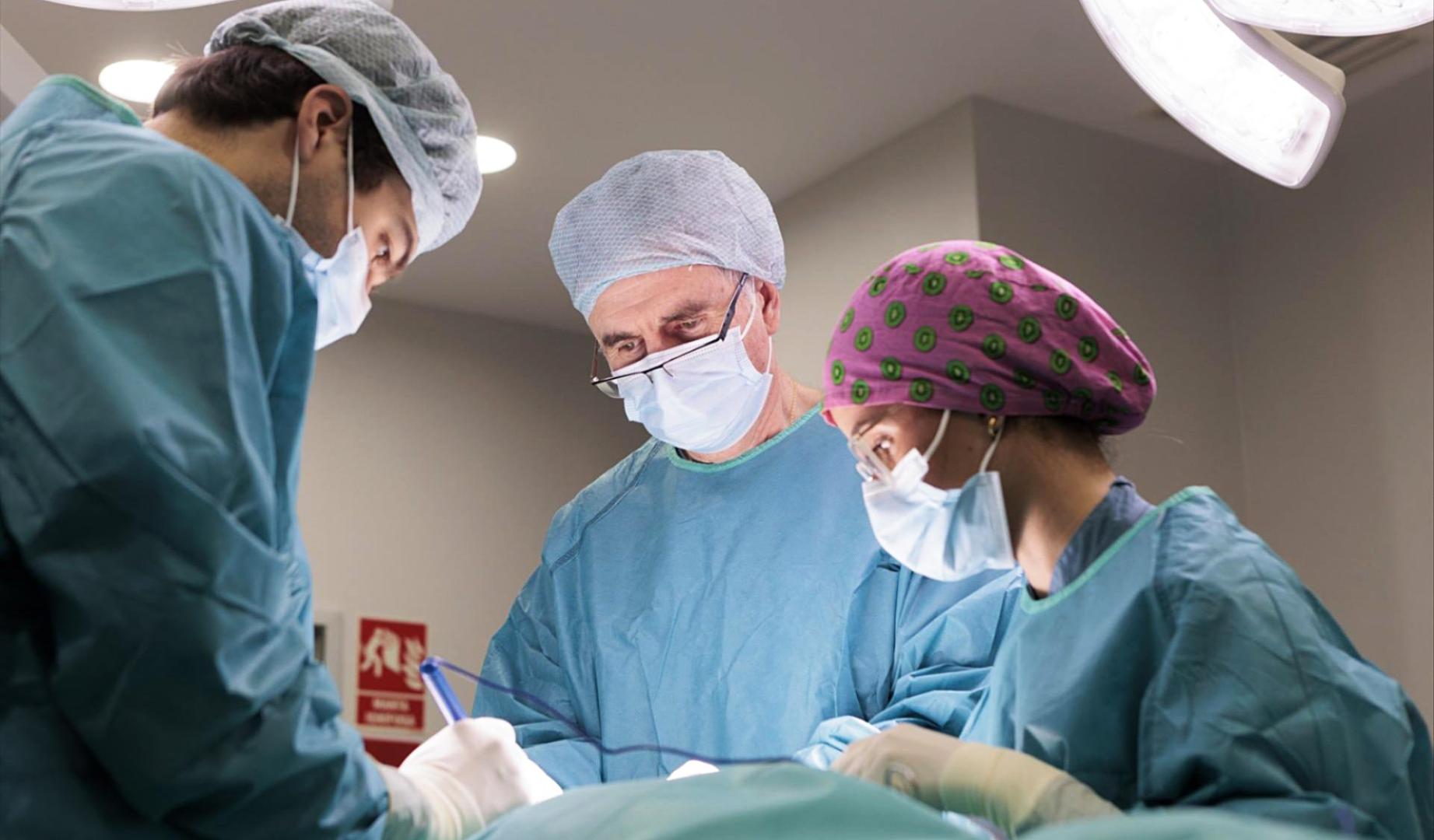 El Dr. Pedro Redondo, codirector de Dermatología de la Clínica Universidad de Navarra, durante una cirugía de Mohs.