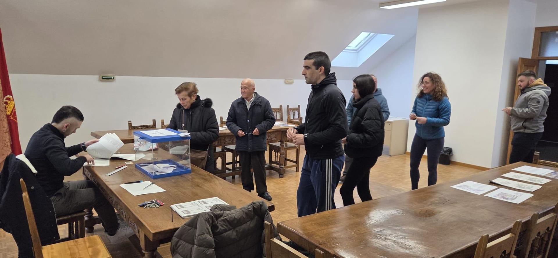 Imagen de la votación del domingo en el salón de plenos del Ayuntamiento de Irurtzun.