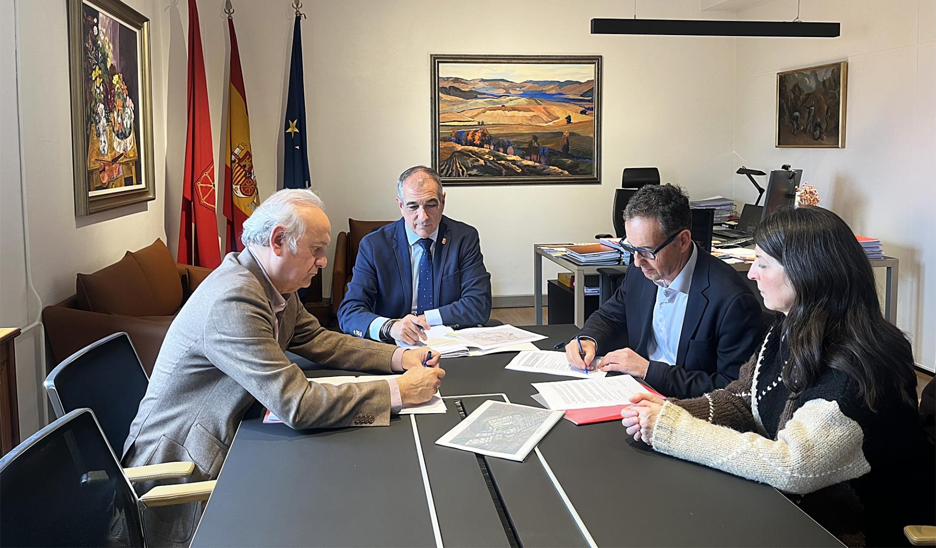 El consejero Óscar Chivite durante la firma del contrato para la redacción de la ampliación del PSIS de Sarriguren
