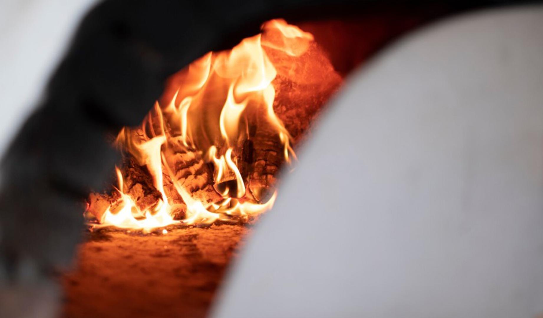 Imagen de archivo de una chimenea encendida