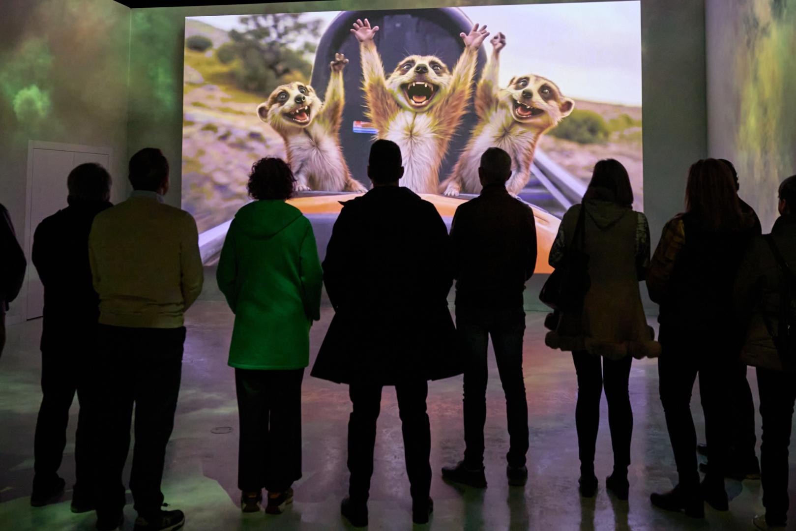 La consejera Esnaola, junto al resto de personas participantes en la visita, en la sala ‘El Origen’ del parque Sendaviva