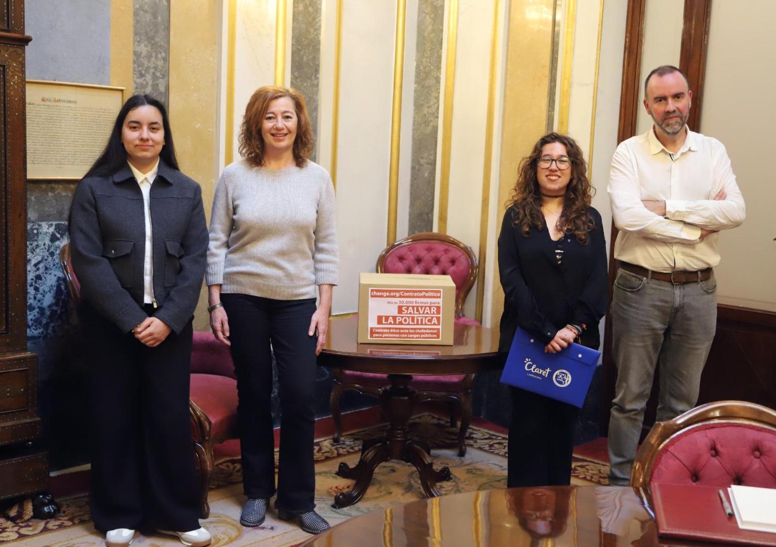 Las alumnas Natalia Erro y Nayeli Castilla junto a Francina Armengol, presidenta del Congreso de los Diputados, y Eduardo Ortiz