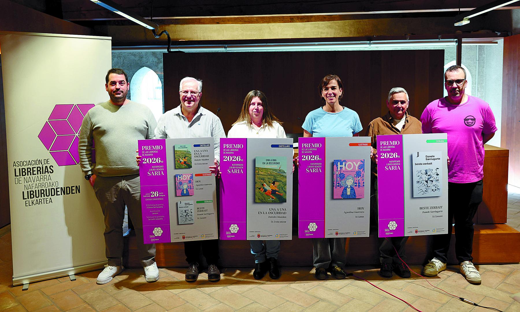 Desde la izda., las libreras y libreros este lunes en la presentación en Condestable de las obras premiadas: Mikel Urtasun (Casa del Libro), Pablo Abarzuza (Elkar), Itziar Olabe (Muga), Giorgia Saiu (Librería Arcos), Iñaki Justes (Karrikiri) y Xabier Maeztu (Katakrak)