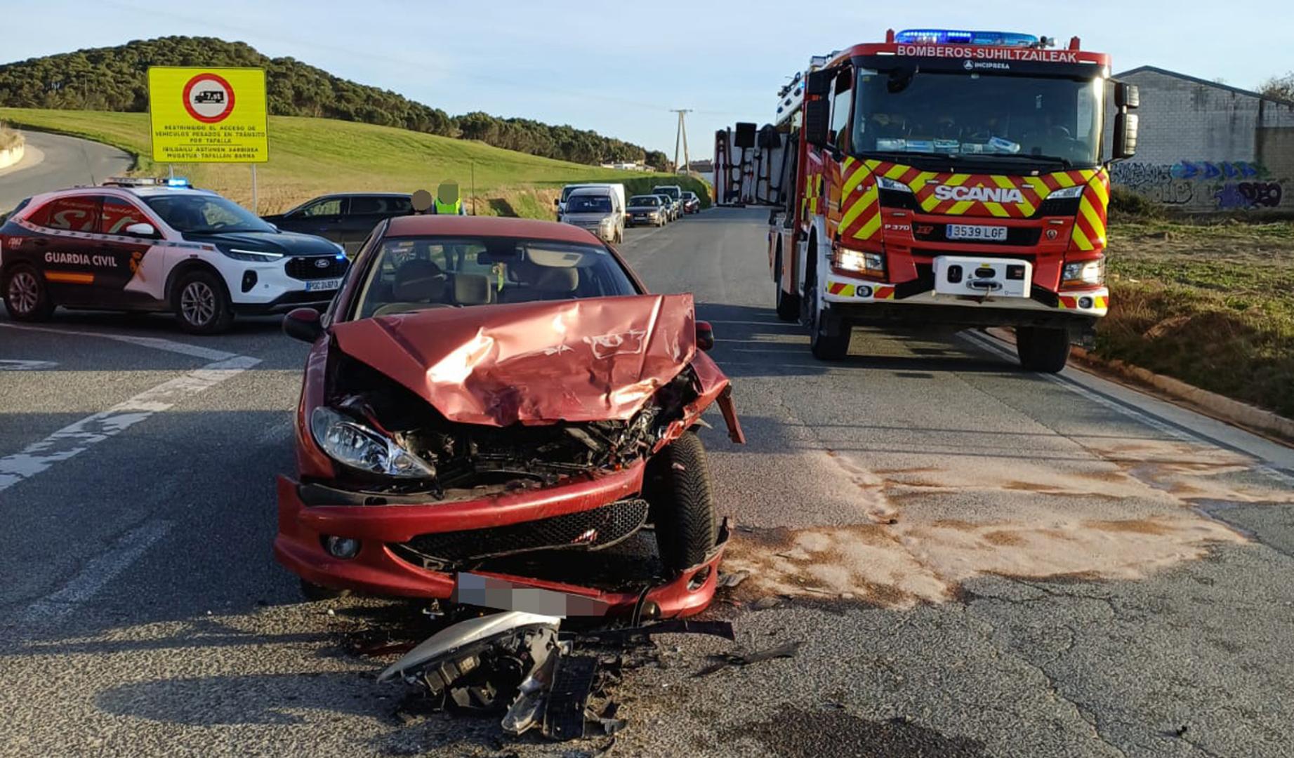 Dos hombres trasladados tras una colisión frontal entre dos coches en la NA-6030 en Tafalla