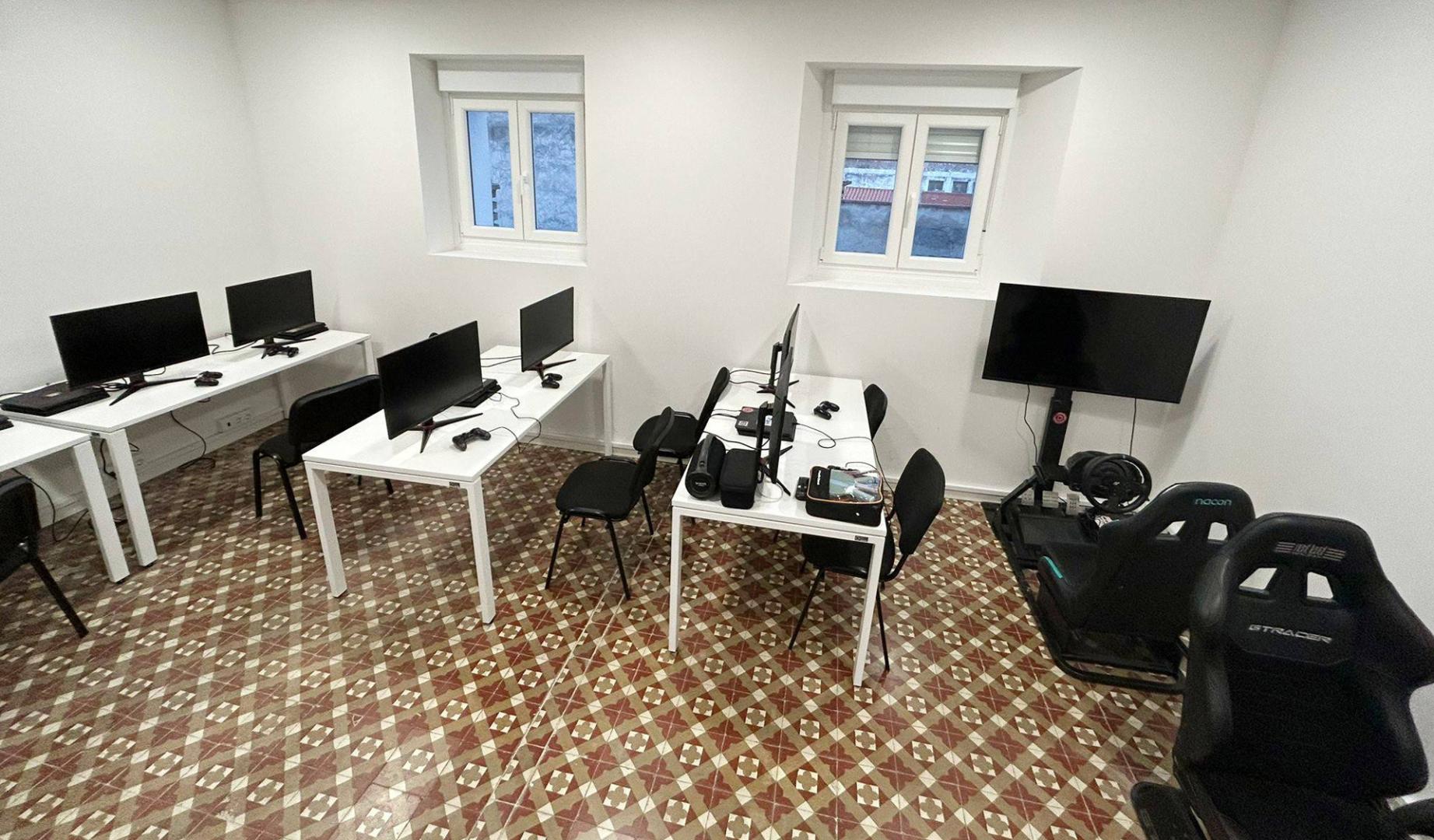 Una de las salas dispuestas con ordenadores y conexión a internet