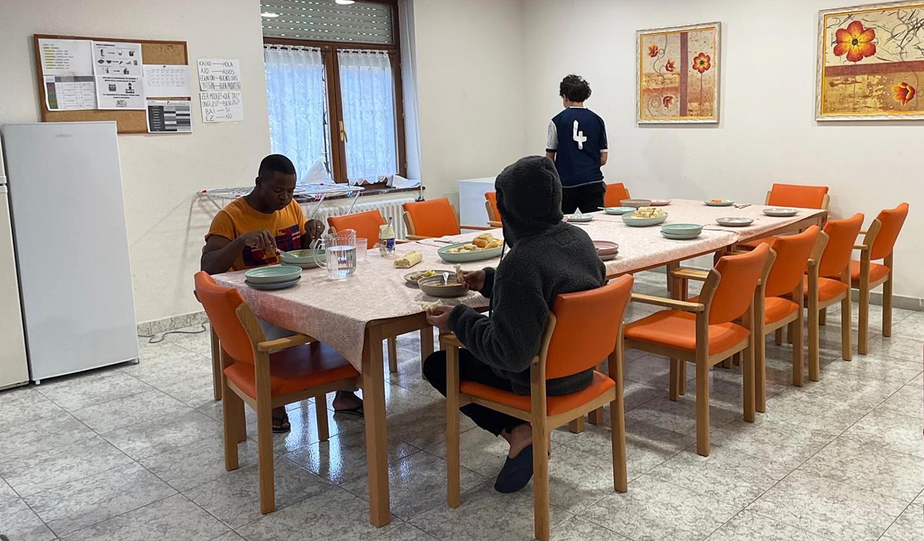Dos menores comen en el comedor del centro de acogida de Elizondo