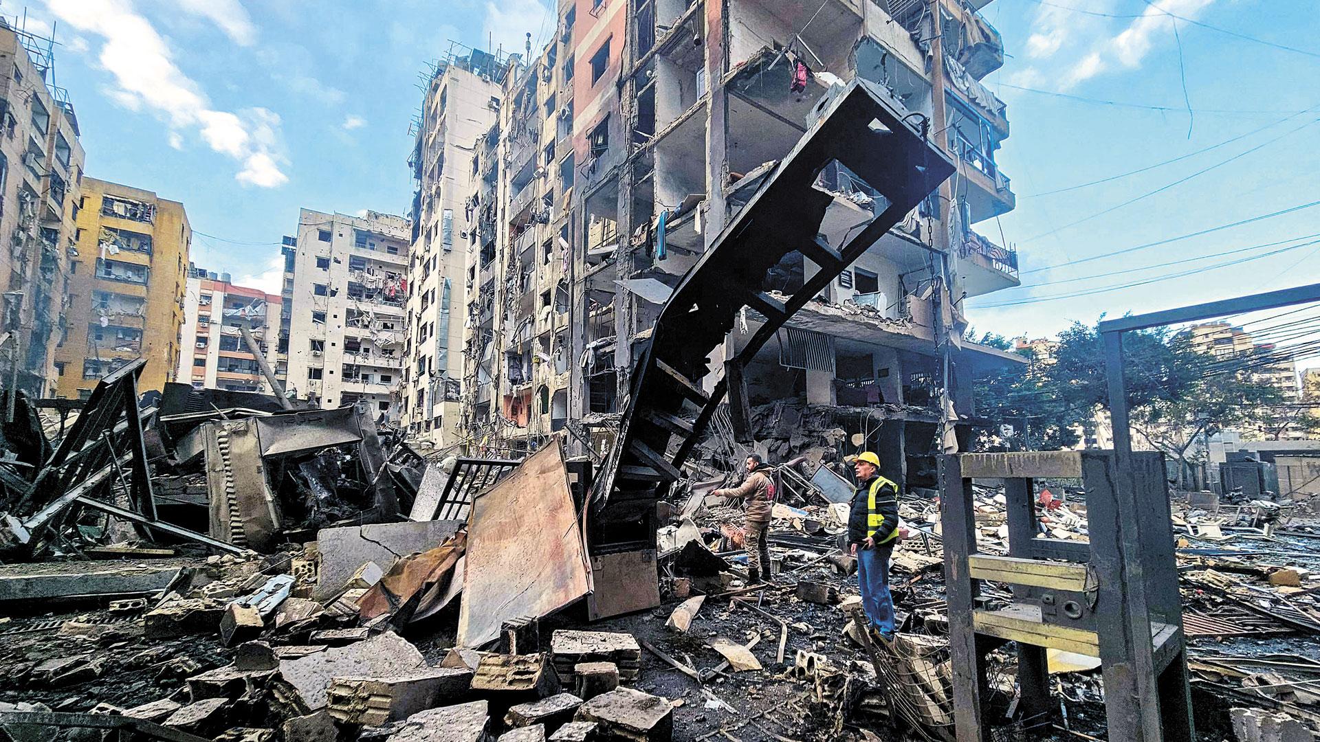 Destrozos provocados por una batería de artillería israelí disparada sobre un suburbio al sur de Beirut