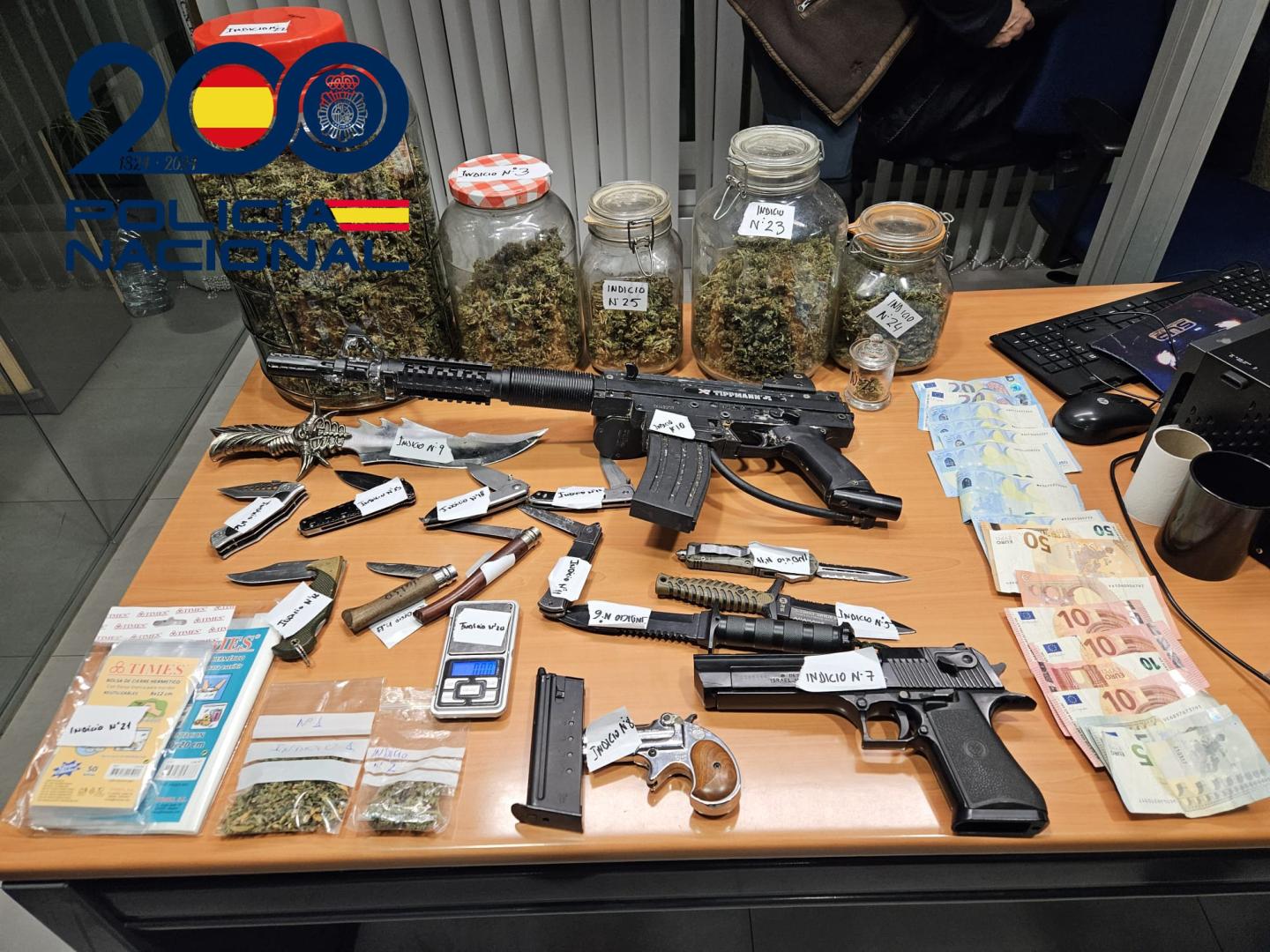 Drogas y armas incautadas por la Policía Nacional en el trastero