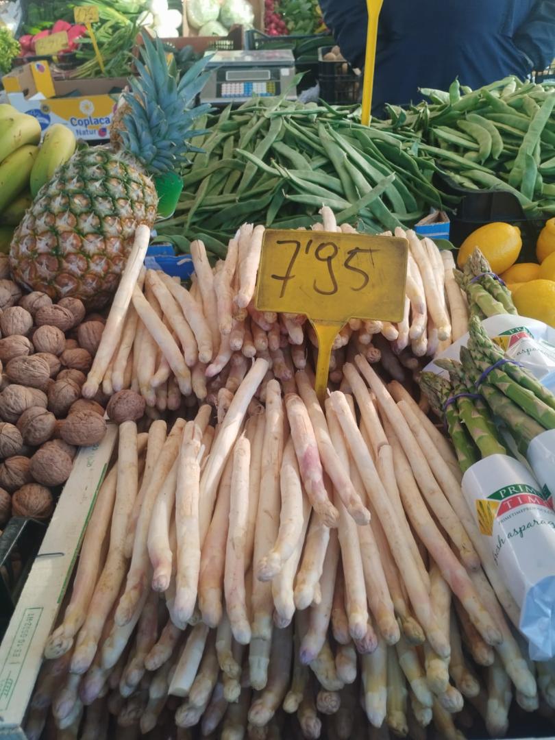 Espárragos en un puesto del mercadillo de Barañáin hoy 17 de marzo