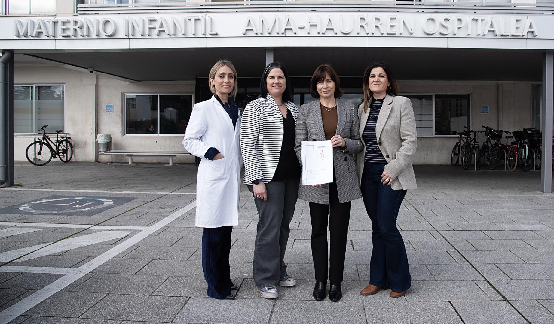 María Araiz, Jaione Fernández, Arantza Elizondo y Lorena García durante la presentación de la guía