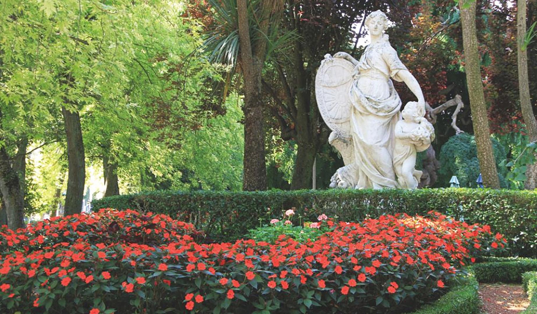 Una estatua en uno de los jardines de Pamplona
