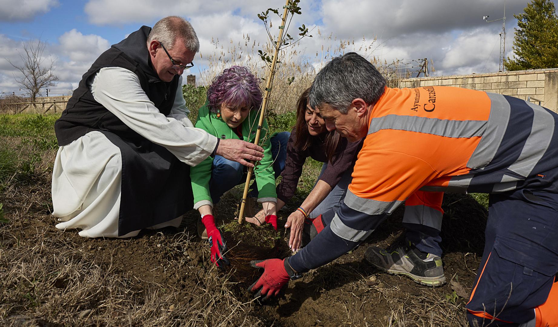 La consejera Esnaola, junto al abad del monasterio, Javier Urós, la alcaldesa de Carcastillo, Olaia Fraile, y un operario el día que comenzaron la plantación de árboles