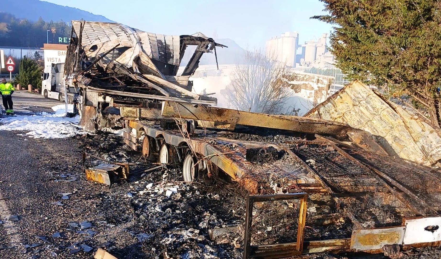 Estado en el que quedó el camión tras sufrir el incendio