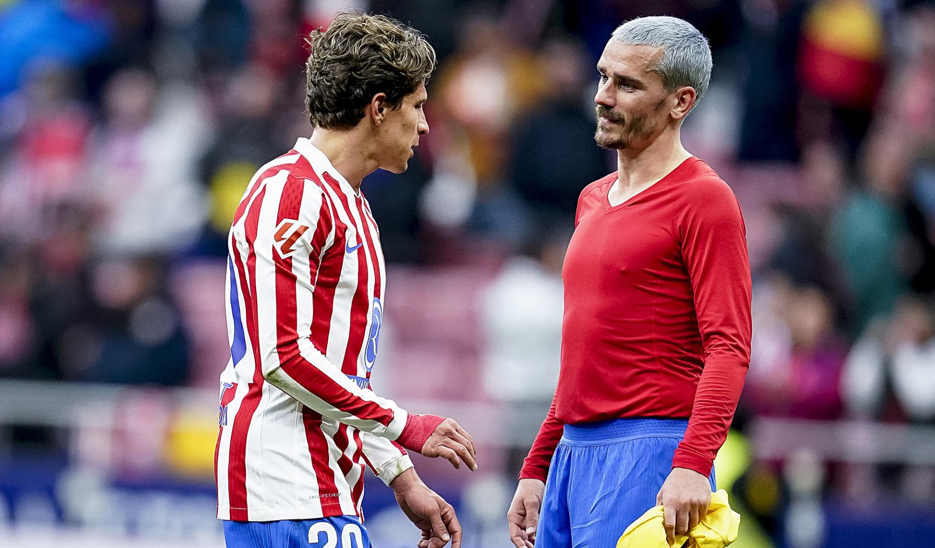 Giuliano Simeone y Antoine Griezmann conversan sobre el césped tras el choque del Atlético contra el Getafe