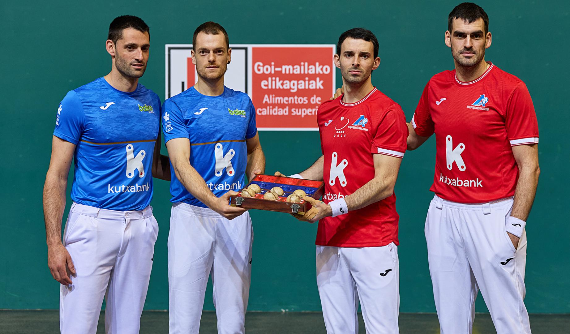 Jokin Altuna, Joseba Ezkurdia, Unai Laso y Jon Ander Albisu posan con las pelotas seleccionadas