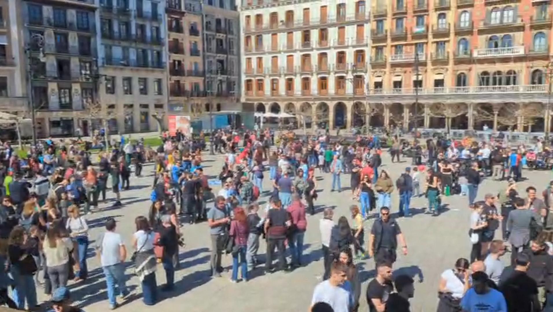 Imanol Pascual, secretario general de ELA, e Imanol Karrera, portavoz de LAB en Navarra, han explicado en la plaza del Castillo de Pamplona que la principal reivindicación de la huelga general convocada este martes 17 de marzo es la creación de un salario mínimo propio de Navarra de 1.500 euros al mes. Han lamentado el rechazo del Parlamento de Navarra a la medida y han cargado especialmente contra el PSN y Contigo.