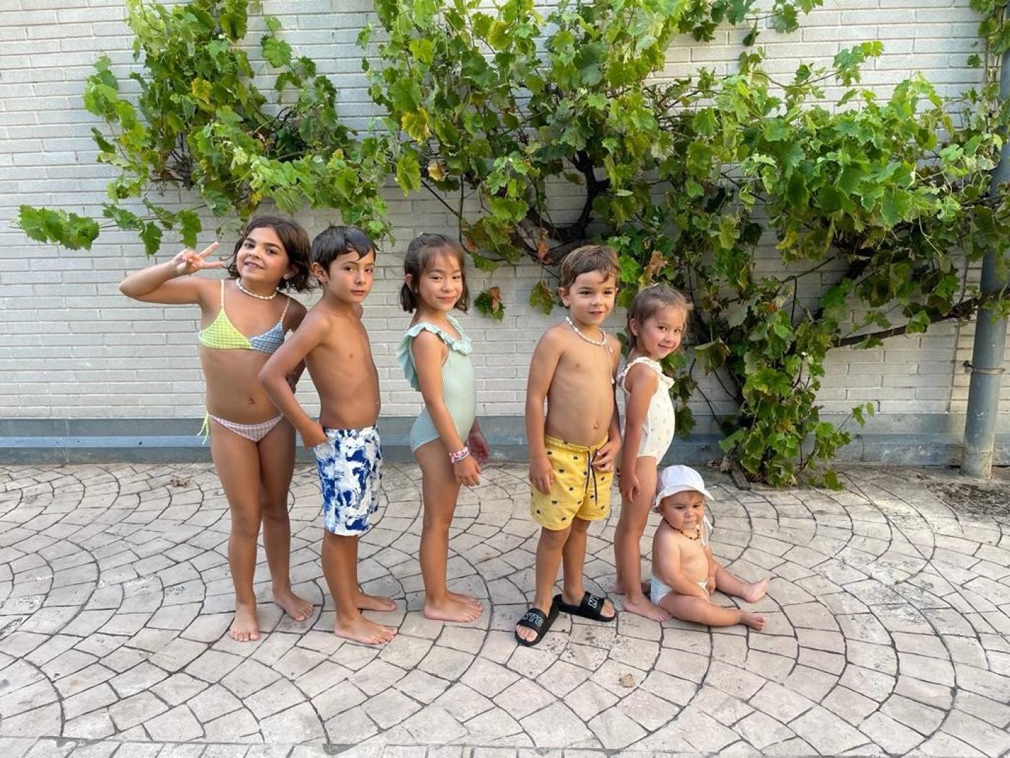 Los primos de la familia Arzoz jugando en las piscinas de Larrabide