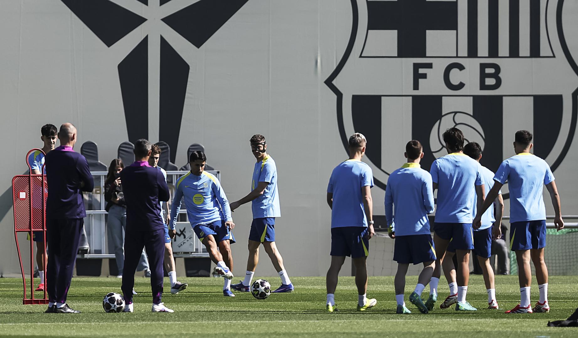 Los jugadores del FC Barcelona se ejercitan en la previa al choque de vuelta de octavos de final de la Champions contra el Newcastle