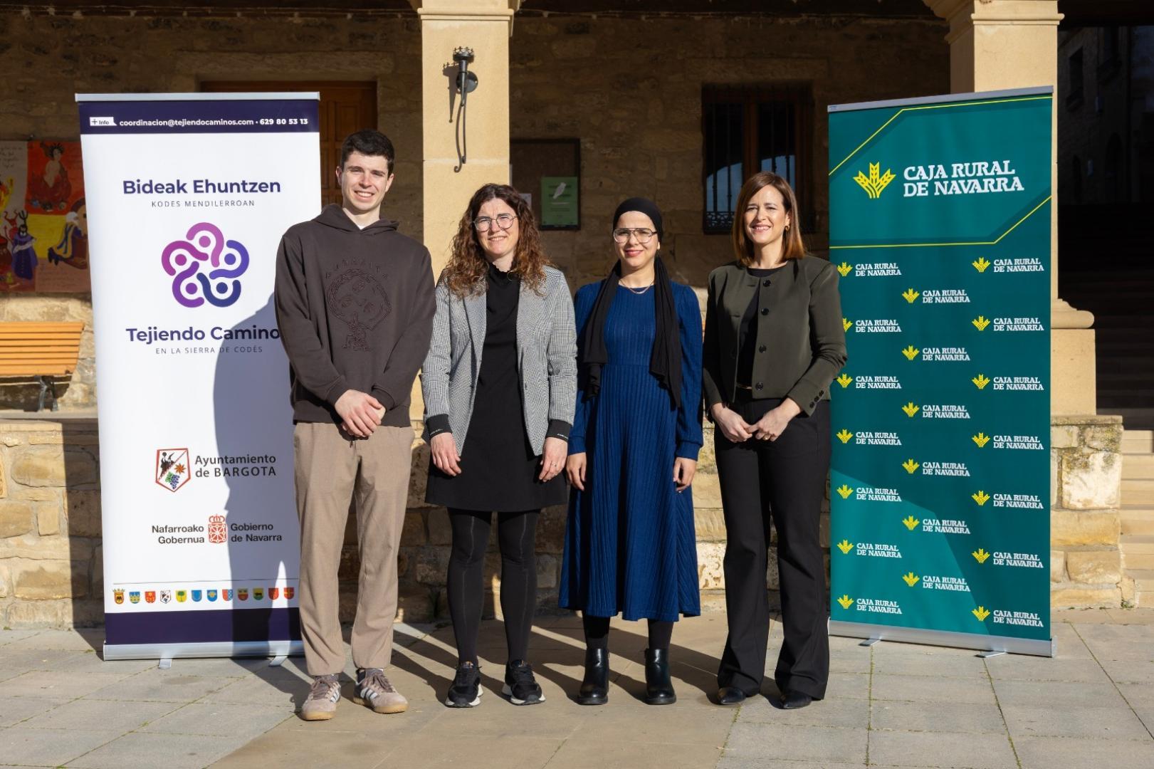 Cristina Remírez, alcaldesa de Bargota, y Edurne Marín, jefa zona de Caja Rural de Navarra en Tierra Estella junto al equipo de 'Tejiendo Caminos'.