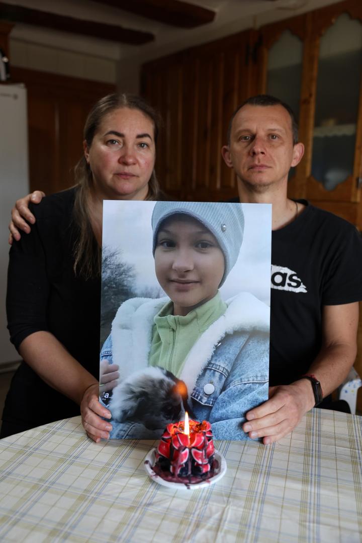 Tetiana y Mykola con su hija Oleksandra, una imagen de la niña de 2024.