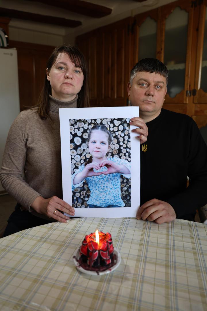 Svitlana y Dmytro muestran la fotografía de su hija Yasmina.