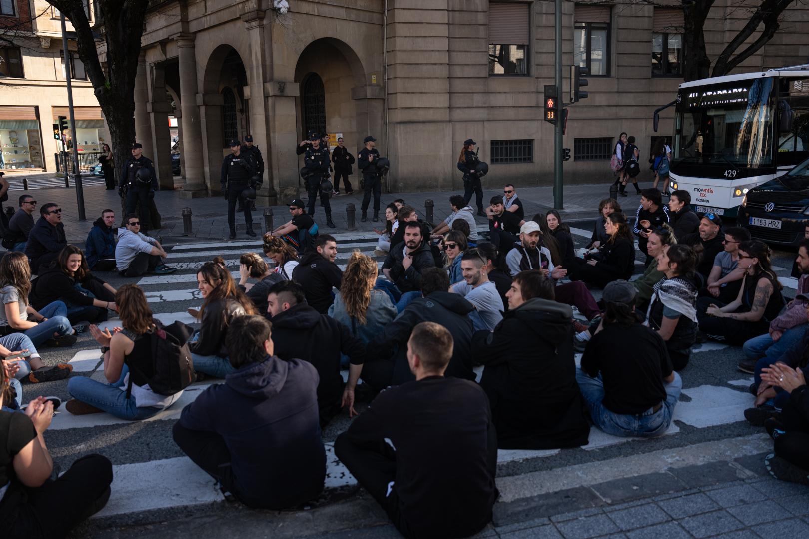 Un grupo de manifestantes han parado el tráfico frente a la Delegación del Gobierno durante unos veinte minutos